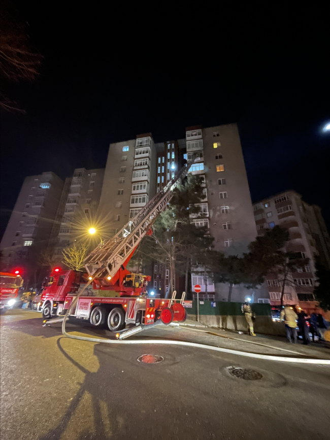 Kartal'da 11 katlı apartmanda çıkan yangın söndürüldü