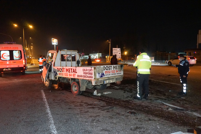 Balıkesir'de 3 aracın karıştığı kazada 1 kişi öldü 6 kişi yaralandı