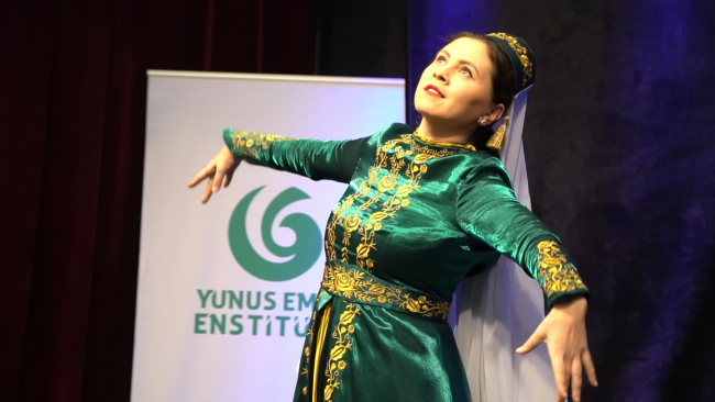 Köstence'de Tatar çocuklardan halk oyunları gösterisi