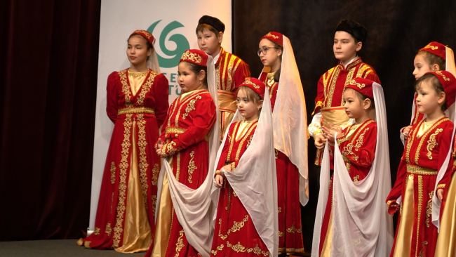 Köstence'de Tatar çocuklardan halk oyunları gösterisi