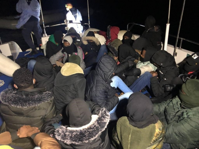 İzmir açıklarında 588 düzensiz göçmen karaya çıkarıldı