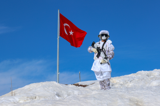 Mehmetçik karlı dağlarda teröristlere nefes aldırmıyor
