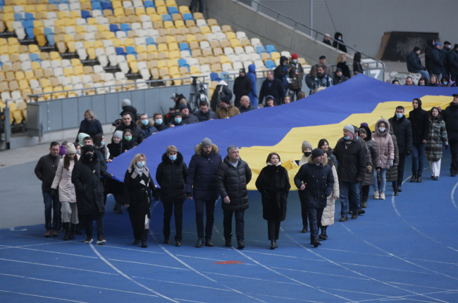 Kiev'deki Olimpiyat Stadyumu'nda bir etkinlik düzenlendi. Etkinlikte, katılımcılar tarafından 200 metre uzunluğunda Ukrayna bayrağı açıldı. | Fotoğraf: AA