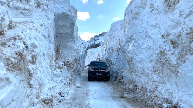 Hakkari'de karla mücadele: 7 metre karın bulunduğu köy yolu ulaşıma açıldı
