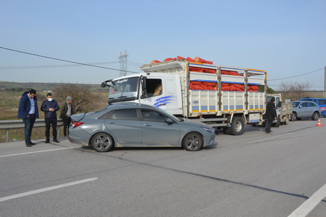 Çanakkale'de kamyonla otomobil çarpıştı: 1 ölü, 2 yaralı