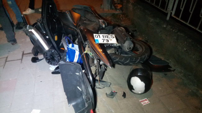 Adana'da otomobil 2 motosiklete çarptı: 2 yaralı
