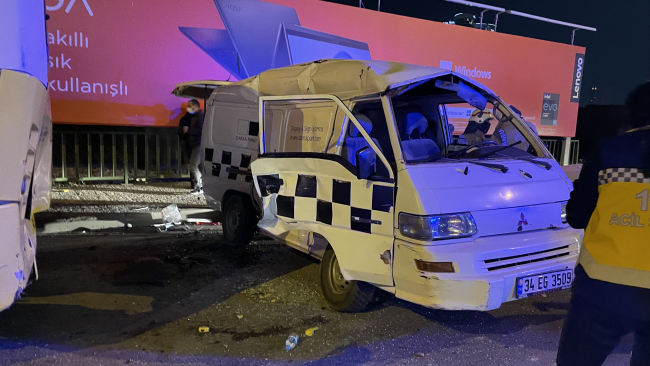 Kadıköy'de 4 araç çarpıştı: 2 yaralı