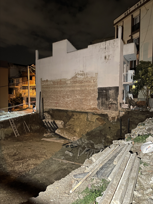 İnşaat bitişiğindeki binanın temelinde göçük oluştu