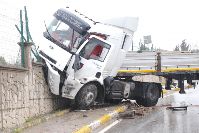 İstanbul'da duvara çarpan tır trafiği aksattı
