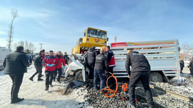 Ray temizleme aracı kamyonetle çarpıştı: 4 yaralı