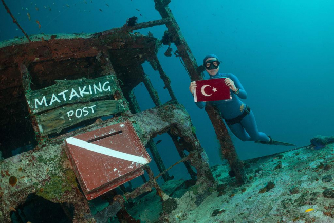 Milli dalgıç Ercümen, Erdoğan'a denizin altından kartpostal gönderdi