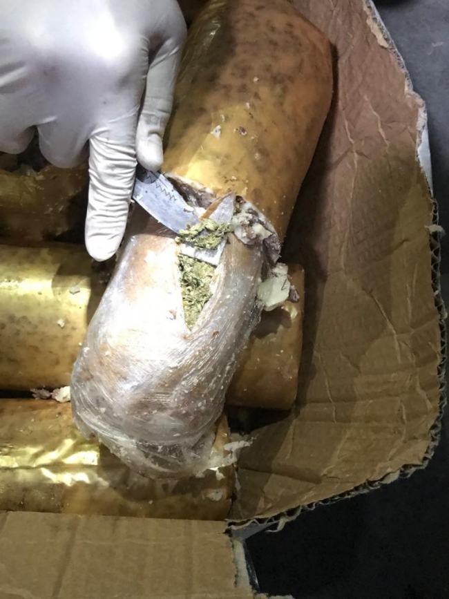 Kargoya verilen kavurma kolilerinden 11 kilo 250 gram esrar çıktı