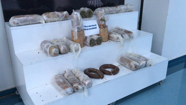 Kargoya verilen kavurma kolilerinden 11 kilo 250 gram esrar çıktı