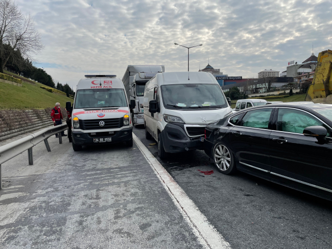 İstanbul'da zincirleme trafik kazası TEM otoyolunda yoğunluğa neden oldu