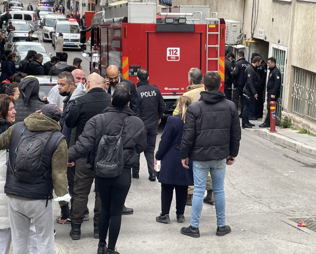 İzmir'de apartman yangını: 2 ölü