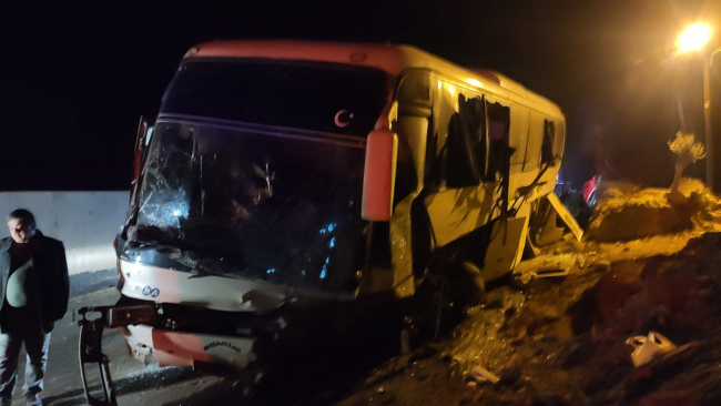 Mersin'de işçi servisi otomobilin üzerine devrildi: 1 ölü, 32 yaralı