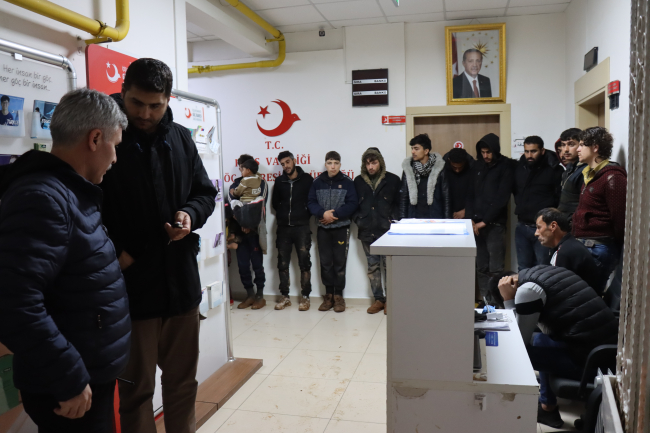 Kilis'te yurda yasa dışı yollarla giren 17 kişi yakalandı