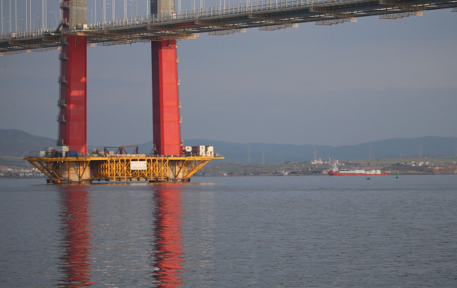 Çanakkale Köprüsü'nün top mermisi figürleri kente ulaştı