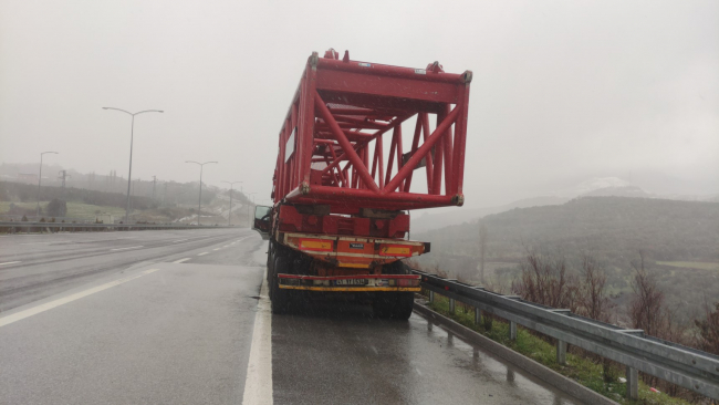 Bursa'da otomobil kule vinç taşıyan tıra çarptı: 1 ölü, 3 yaralı