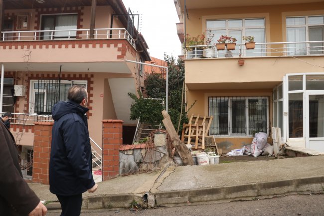 Yalova'da evlerinin zemini kayan mahalle sakinleri tedirgin