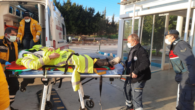 Mersin'de işçi servisi devrildi: 13 yaralı