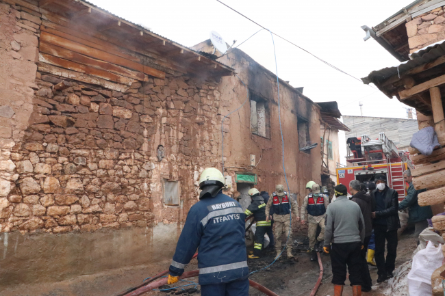 Bayburt'ta yangın: 1 çocuk yaralandı, 3 ev kullanılamaz hale geldi