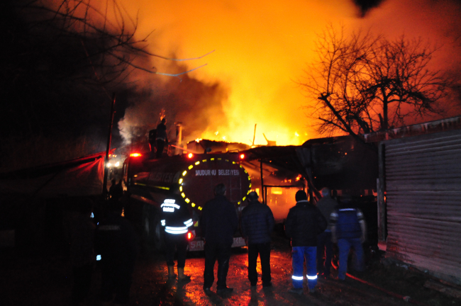 Bolu'da çıkan yangında ahşap ev kül oldu