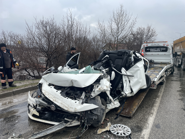 Denizli'de otomobil kamyonların arasına sıkıştı: 2 yaralı