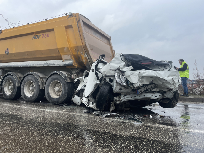 Denizli'de otomobil kamyonların arasına sıkıştı: 2 yaralı
