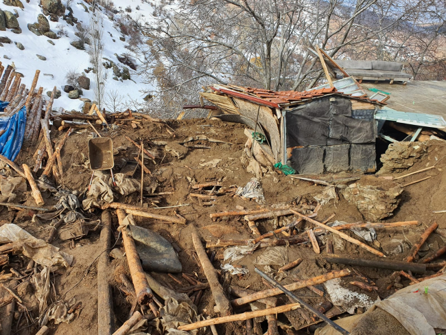 Kırıkkale'de ahır yıkıldı: 2 kişi yaralandı, 8 hayvan telef oldu