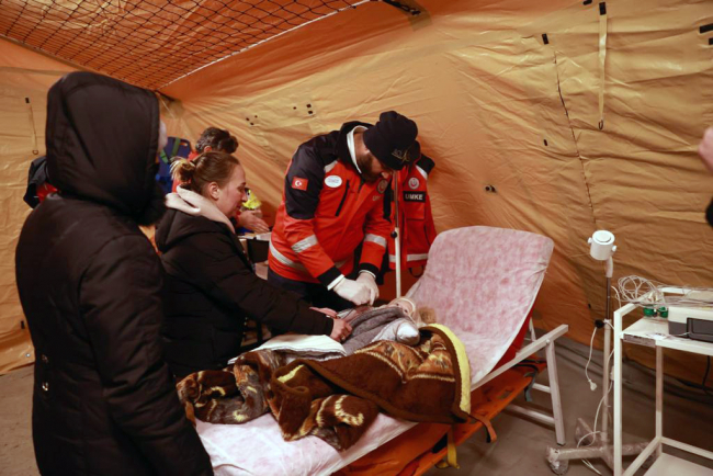 Ukraynalı hasta bebek ve annesini sınırda Türk hekimler tedavi etti