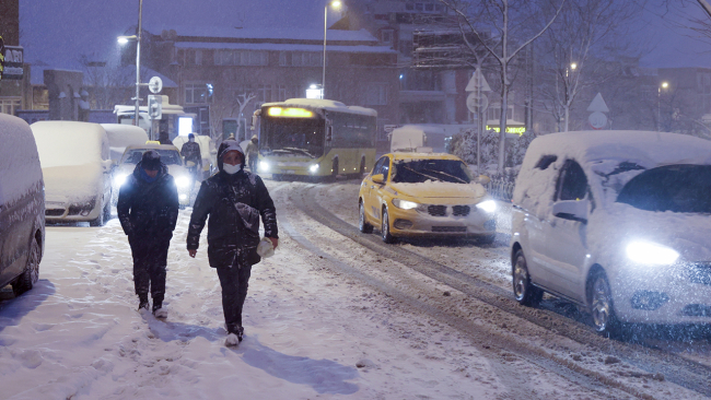 İstanbul'da kar yağışı etkisini artırdı