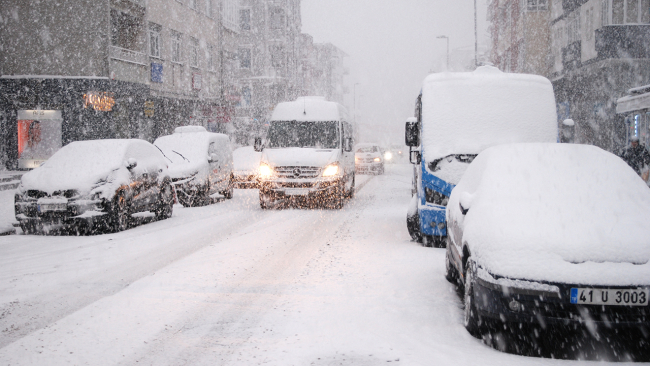 İstanbul'da kar yağışı etkisini artırdı