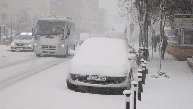 İstanbul'da kar yağışı etkisini artırdı
