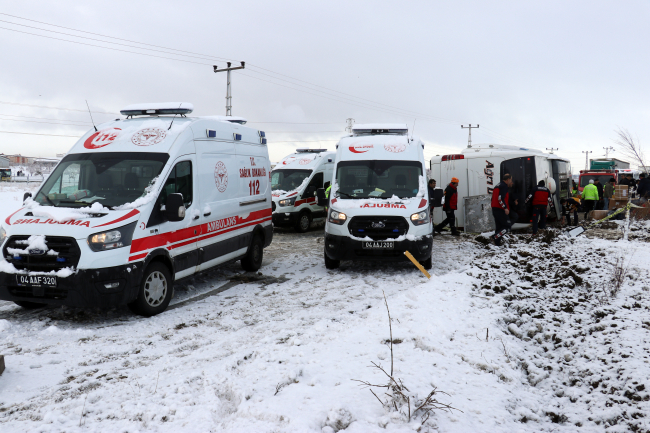 Ağrı'da devrilen yolcu otobüsündeki 12 kişi yaralandı
