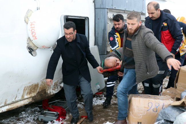 Ağrı'da devrilen yolcu otobüsündeki 12 kişi yaralandı