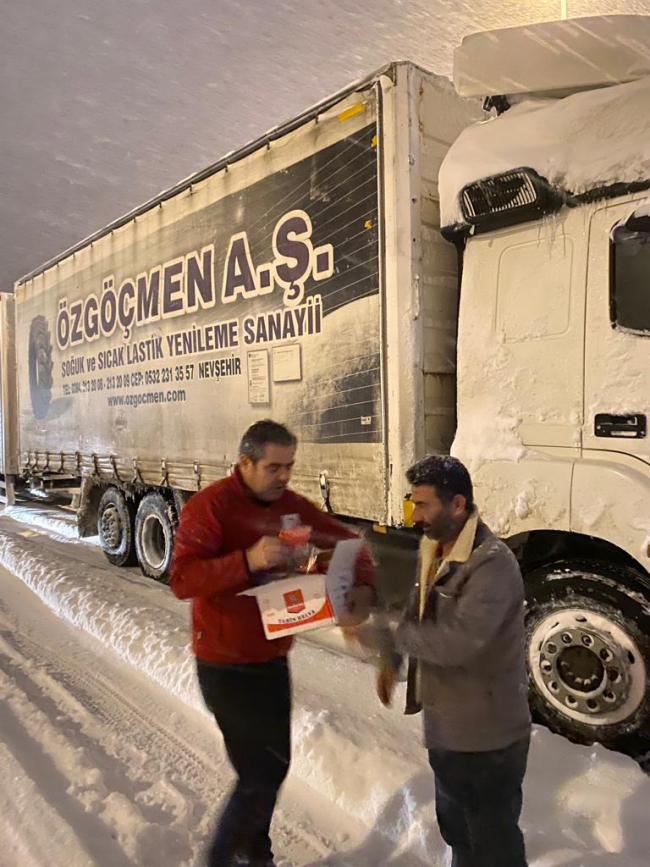 Bolu'da bekletilen sürücülere erzak yardımı