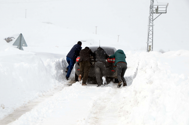 Van, Hakkari, Muş ve Bitlis'te 1044 yerleşimin yolu kardan kapandı