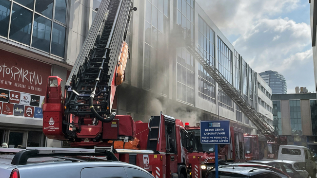 Kadıköy'de iş merkezinde yangın