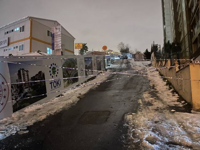 Buzlanma nedeniyle aracıyla mahsur kalan sürücü kurtarıldı