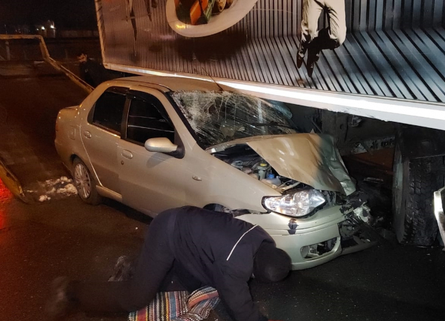 Sultanbeyli'de otomobil tırın altına girdi: 1'i ağır 3 yaralı