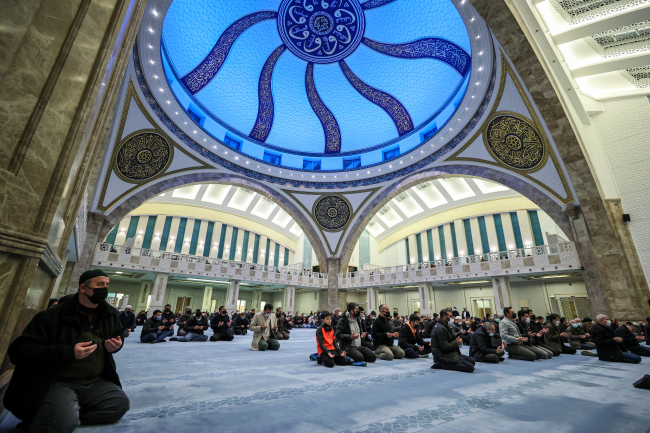 Berat Kandili tüm yurtta dualarla idrak edildi