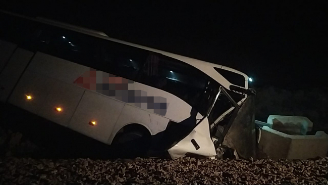 Adana'da yolcu otobüsü şarampole devrildi: 23 yaralı