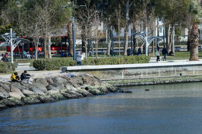 İzmir'de deniz suyu, poyraz ve gelgit nedeniyle çekiliyor