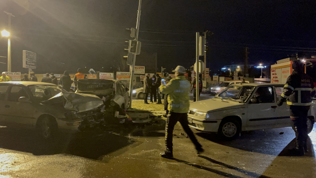 Niğde'de zincirleme trafik kazası: 7 yaralı