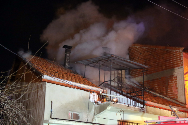 Uşak'ta binada çıkan yangında 3 kişi dumandan etkilendi
