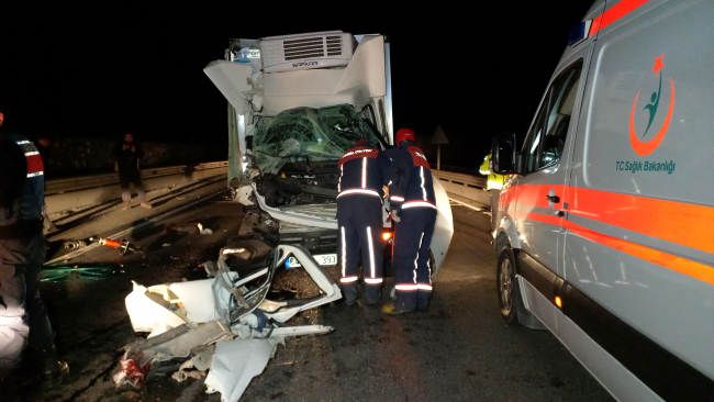 Manisa'da kamyona arkadan çarpan kamyonetteki yolcu öldü, sürücü yaralandı
