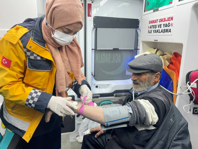 Ağrı'da hastanın yardımına paletli ambulans yetişti