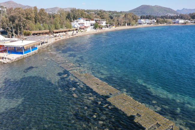 Bodrum'da deniz çekildi: Surlar ortaya çıktı