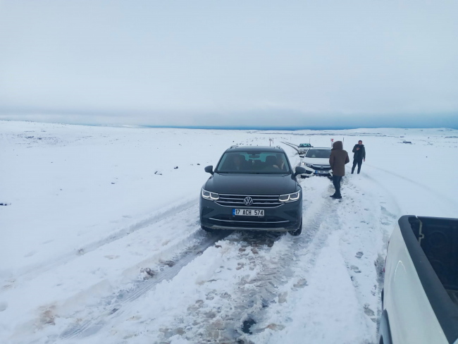Şanlıurfa-Diyarbakır yolunda kar ulaşımı olumsuz etkiliyor